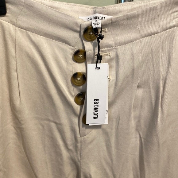 BB Dakota Eggshell Hight waist button up linen pleated shorts | NWT | 4 - Picture 2 of 10